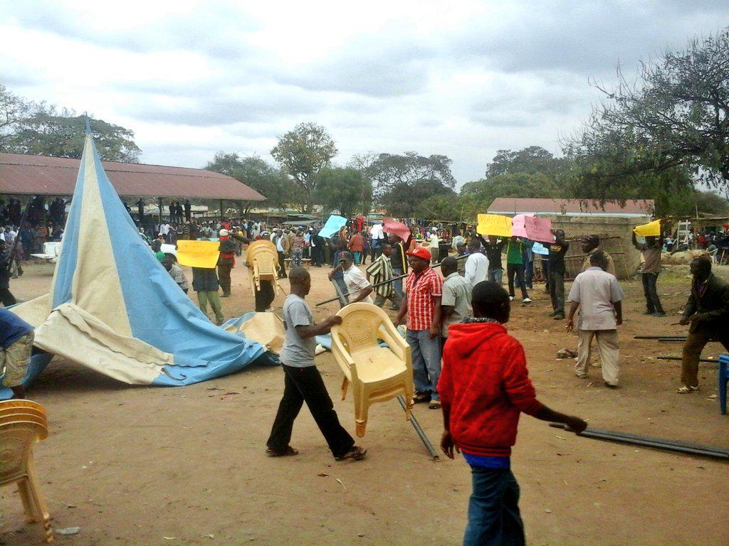 OliverMathenge's tweet photo. Kalonzo and Kibwana's meeting in Kilome disrupted by residents chanting 'Maendeleo Chap Chap' http://t.co/McQN3LO8Mu