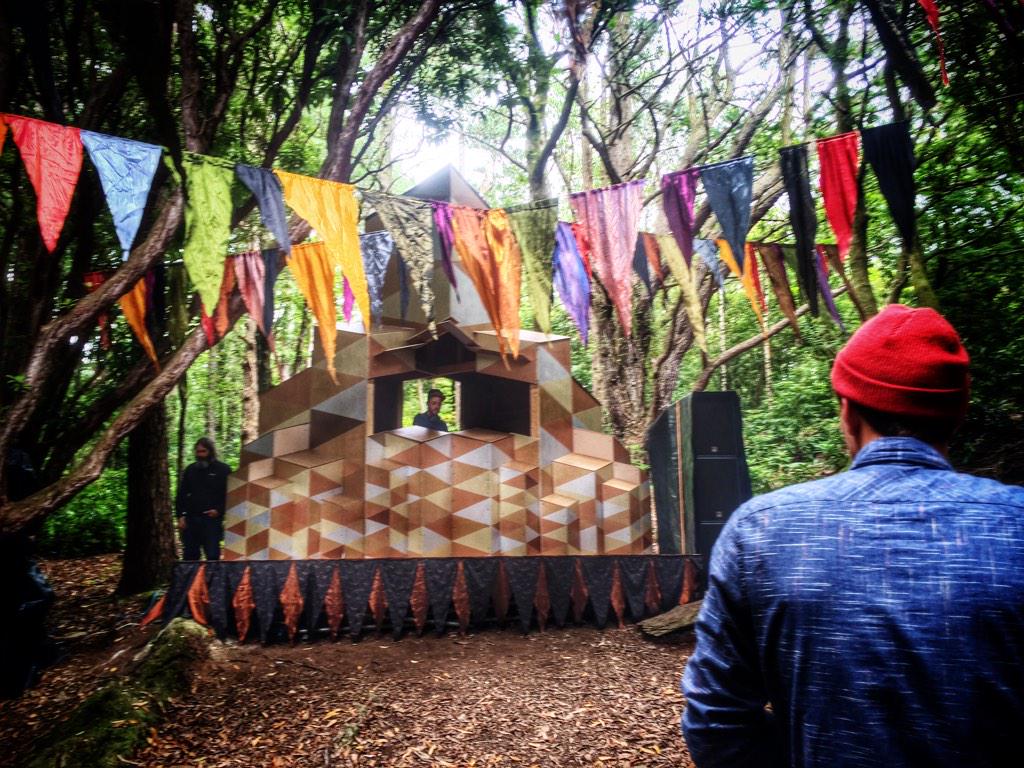 WeLightTheNite's tweet photo. #dogonvillage @festivalnumber6 http://t.co/Tf618ZI9S2