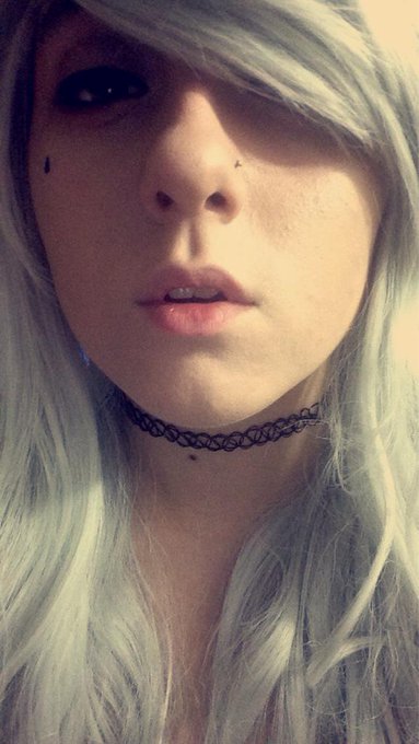 Makeup for this photo set looks ok tho (filter on the last one) http://t.co/rD0cv0RaKa