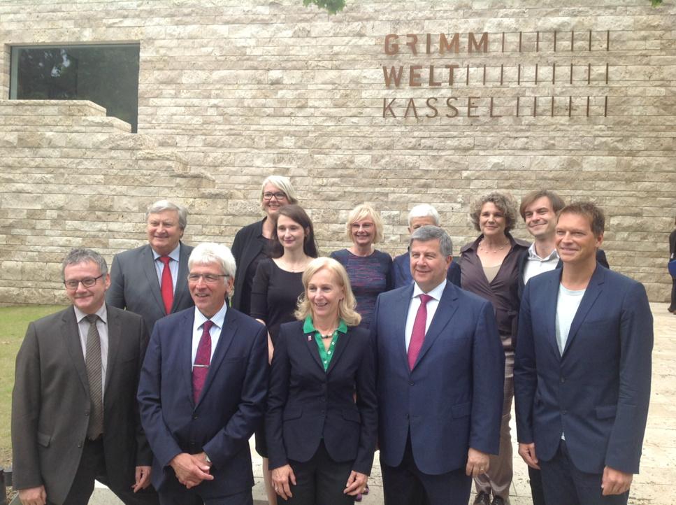 Die "Hauptakteure" vereint vor der #GRIMMWELT. Jetzt können die Gäste kommen http://t.co/U31DnXcgtD