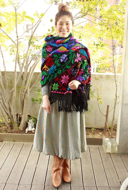メキシコ刺繍と雑貨店 リャマリャマ 今年の秋冬もボヘミアンファッションが 手紡ぎ糸を手織りし手刺繍を施した手仕事のポンチョ ショールを掲載 メキシコ 刺繍 ポンチョ ショール プエブラ州 手工芸 Http T Co Xtixupodyj Twitter