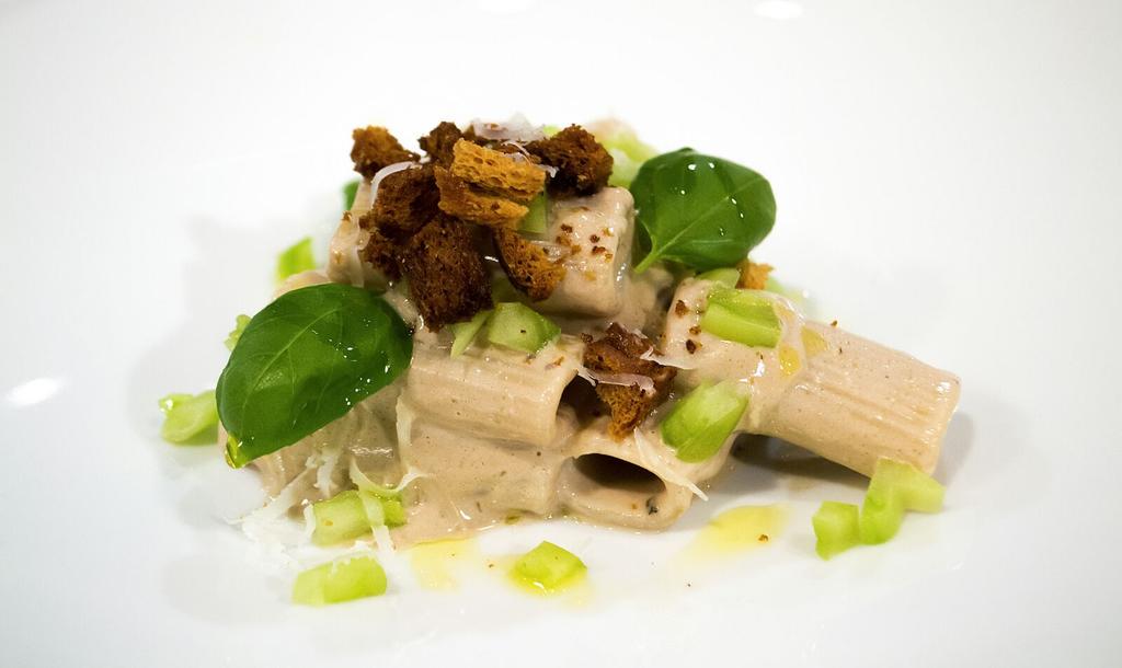 Rigatoni ricotta, pane croccante e crema di aglio nero
#illussodellasemplicità su <a href="/VdGMagazine/">VdG Magazine</a> <a href="/ItaloTreno/">Italo Treno</a> di #agosto