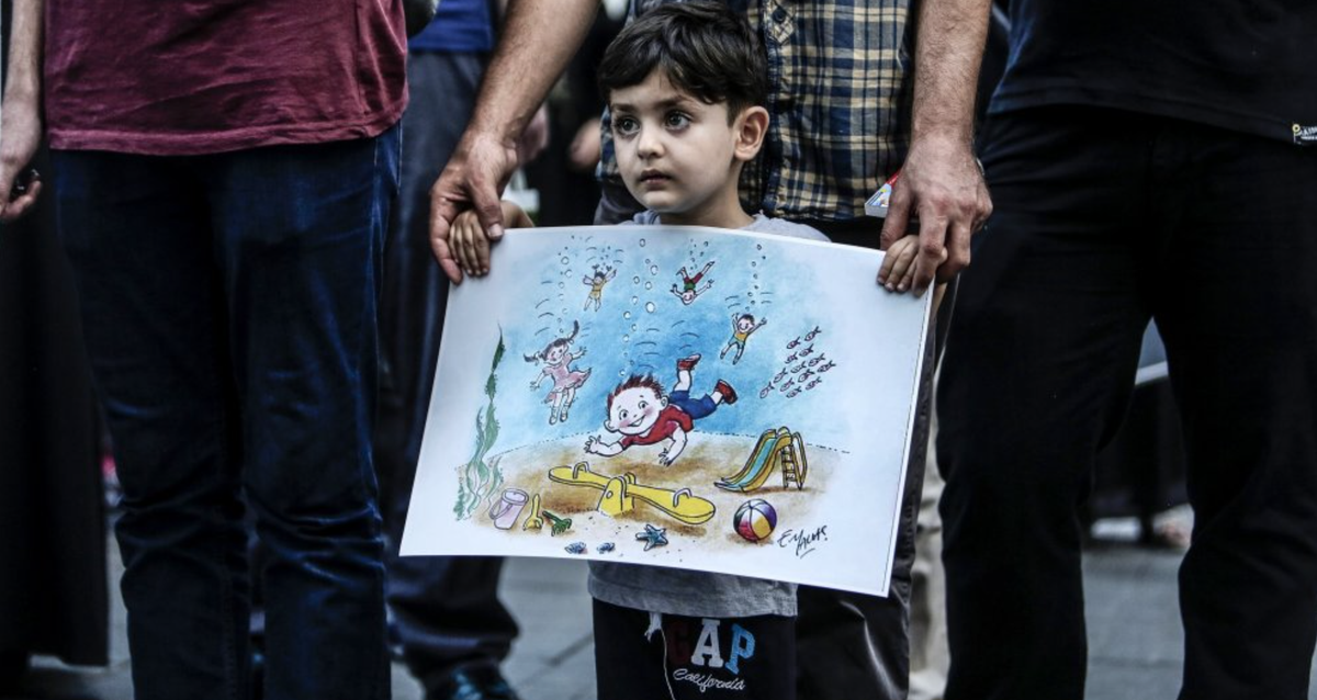 PeterBirro's tweet photo. A kid in Instanbul mourns the death of the drowned boy Aylan, 3. #refugeeswelcome #HumanityIsBack http://t.co/1WoD1UiaXG