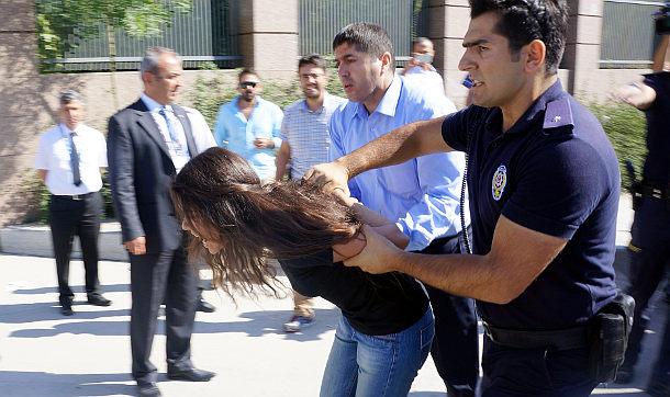 cihan_news's tweet photo. Turkish police detain 17 over G20 protest
 http://t.co/8sF1eJeZnM http://t.co/ewYvS13pYB