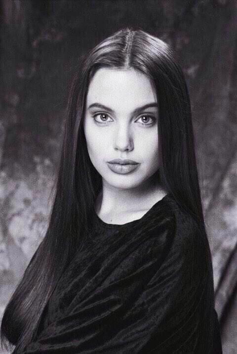 JuniorTVine's tweet image. Angelina à 17 ans vs Angelina à 42 ans