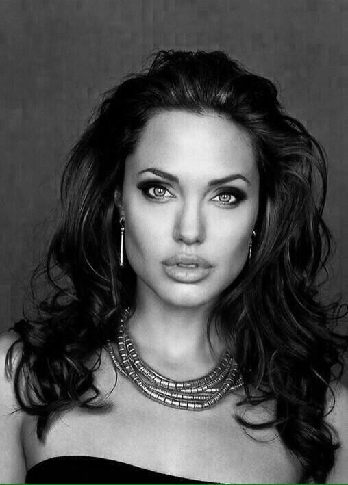 JuniorTVine's tweet image. Angelina à 17 ans vs Angelina à 42 ans