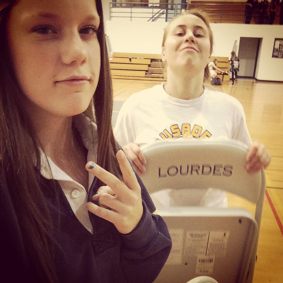 0l1v1ar0berts's tweet photo. Hbd 🎉🎈 @aida5raab !! We were by far the best chair crew ever.. Lol. Hope ur day is as good as your ball skills bbb 🍑🍰 http://t.co/OtDIw1JThM