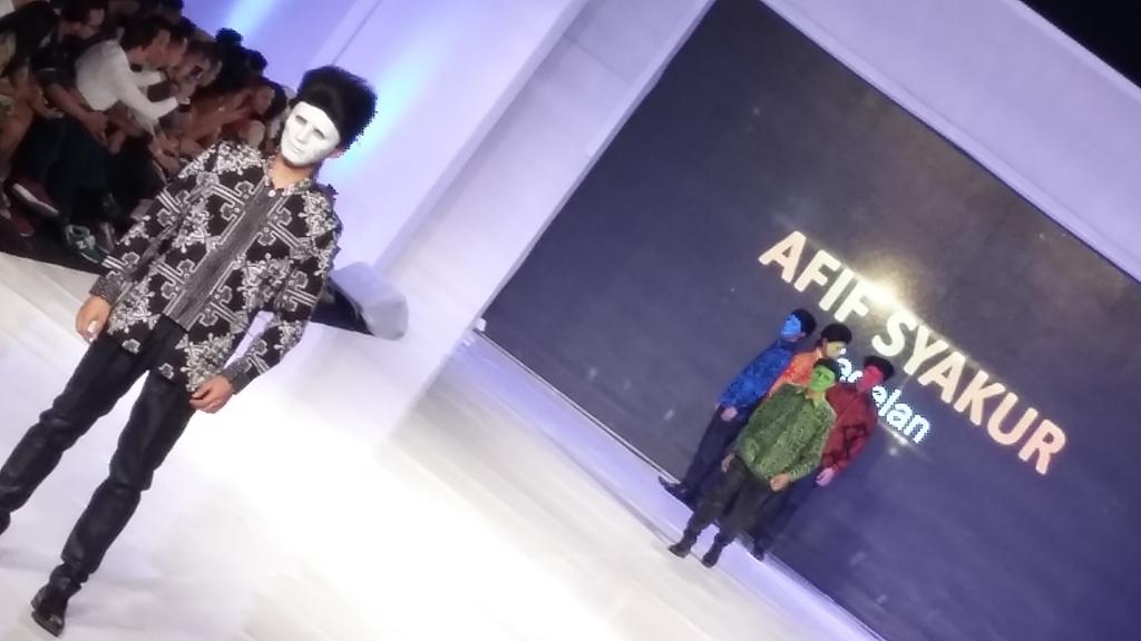 JogjaFW's tweet photo. Tégelan by Afif Syakur #JogjaFW2015 http://t.co/jEaE9v8EYG
