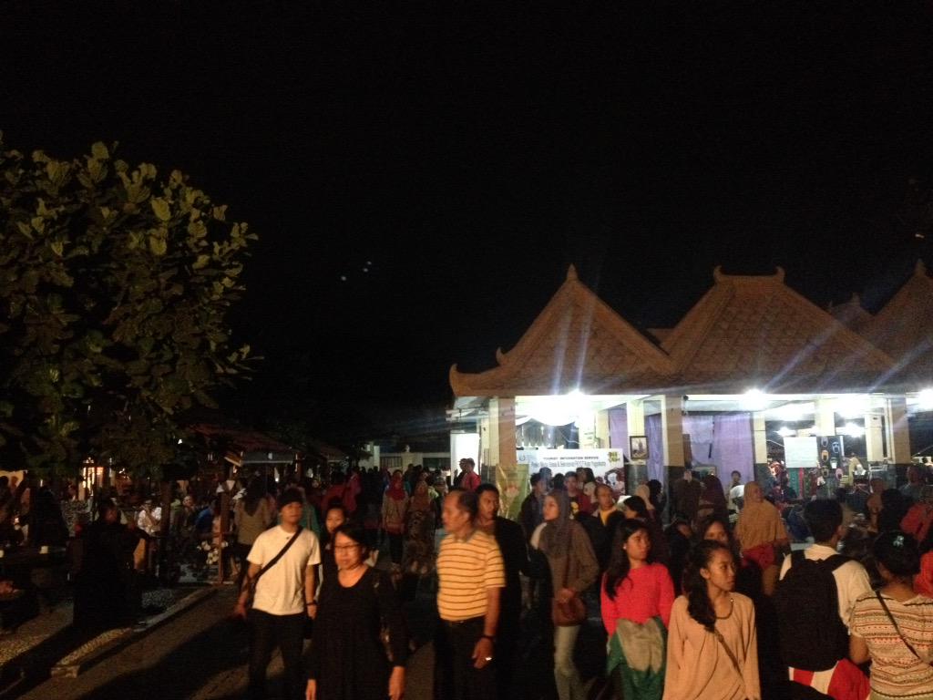 infojogja's tweet photo. 4sep'15 18:52 | @BerandaJogja: Suasana Panggung #eDANeDANan Penutupan #FKY27Kota di Plaza Pasar Ngasem Yogyakarta
http://t.co/9iK6Jh4Tay