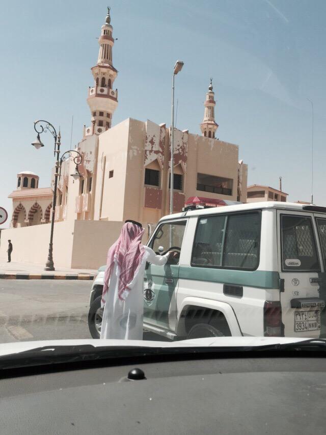 مواطن يقدم الماء لرجال الأمن في #عرعر أثناء صلاة الجمعة ، وذلك تقديراً لجهودهم التي يقومون بها عند المساجد .

-