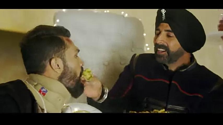 KAPILAHIR01's tweet photo. Kabhi mere ghar aake toh dekh me dusman ko bhi roti khilau wah Raftaar singh

@SIBTheFilm @akshaykumar @AshviniYardi http://t.co/CfVYwGWXSa