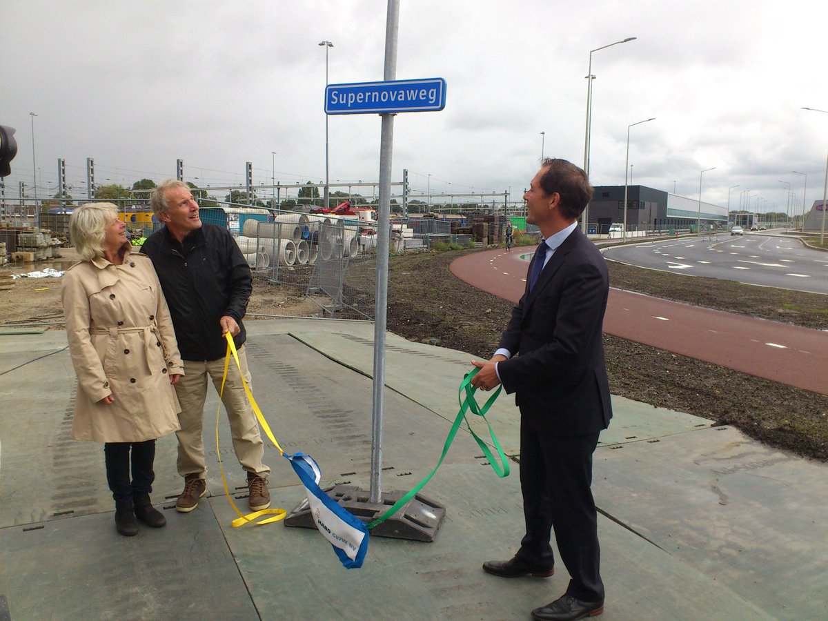 corien_glaud's tweet photo. De nieuwste weg in #DenHaag. @BoudewijnRevis onthulde vanmiddag de Supernovaweg in de Binckhorst http://t.co/lg2msir2rL