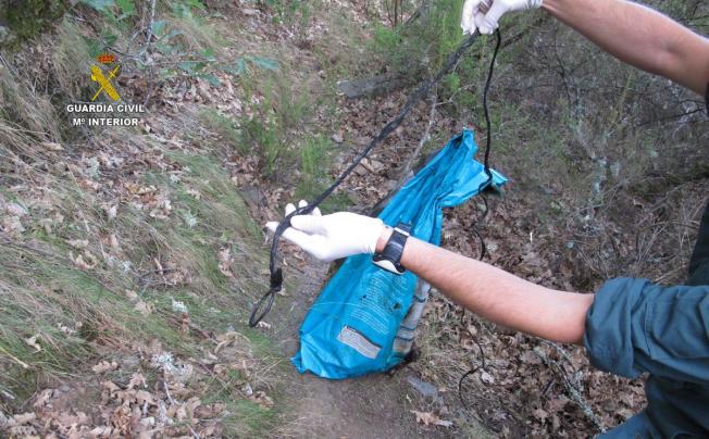 guardiacivil's tweet photo. SEPRONA #León detiene a 2 💀💀💀 como presuntos autores del ahorcamiento de 8 perros
#Colabora062
http://t.co/k825t2J9fL http://t.co/CUsE3zbsZ9