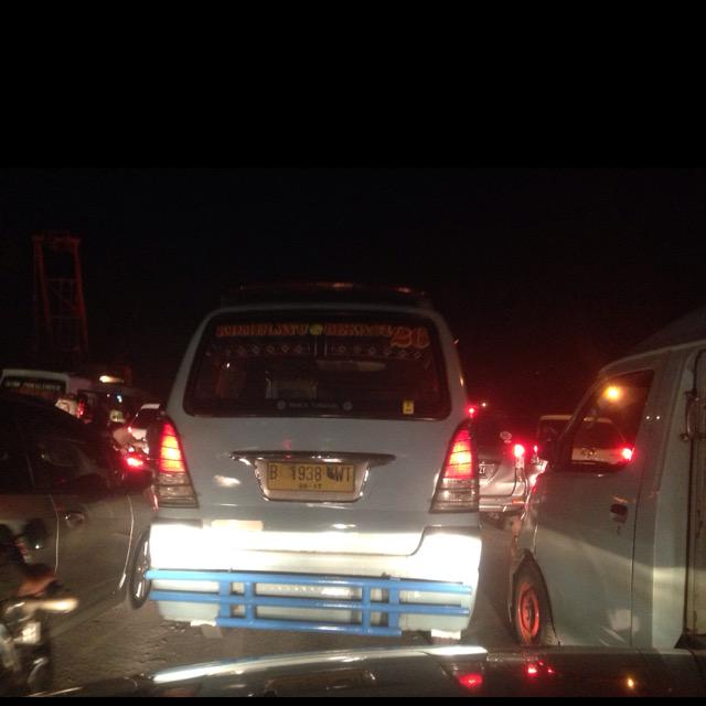 EnergizeOnX's tweet photo. @TMCPoldaMetro @lewatmana @RadioElshinta jl raya kalimalang dpn cipinang indah mall deadlock 2 arah.tidak ada ptugas. http://t.co/ohJ7S4XTaN