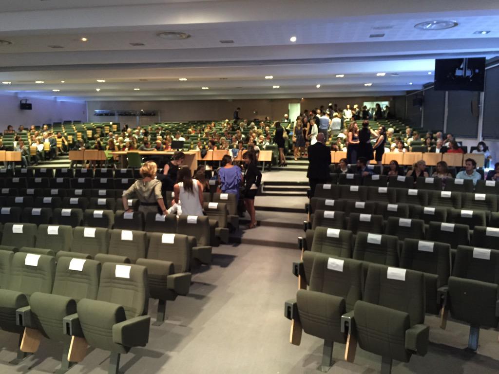 Le monde commence a arriver.