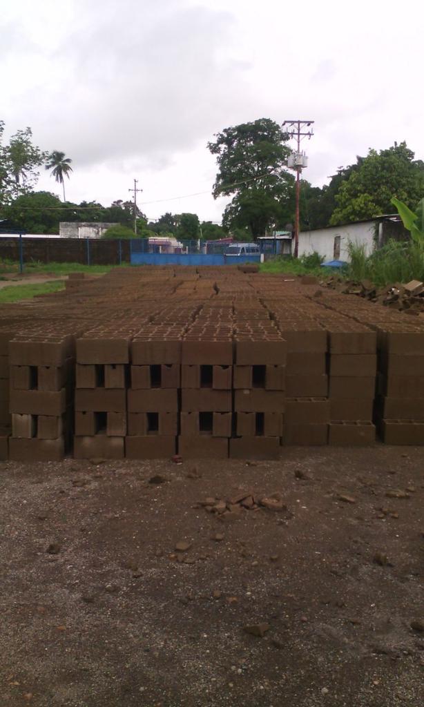 RamosFpaca's tweet photo. @Barrio_TrMonagas abloques acabado industrial en Tropical Punceres estado Monagas a sus órdenes http://t.co/OtcKtjHqBd