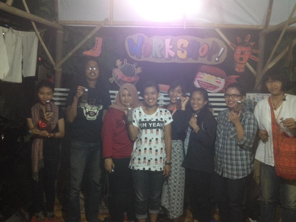 infoFKY's tweet photo. #WorkshopFKY27 malam ini adalah membuat asbak portable dengan pemateri mbak Valen dan Danti #BringButtKeeper http://t.co/zsX0gws3b7