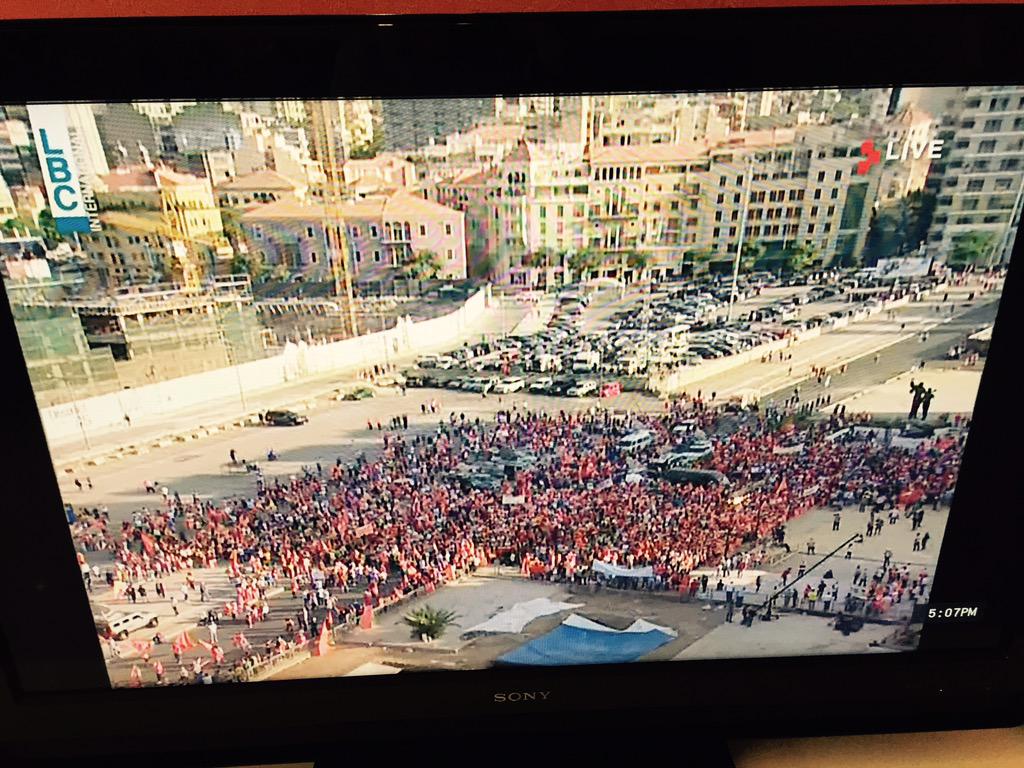 BobJaw's tweet photo. Screen shot of #lbc view of the aounist demo. 5:07
#friday7 #وحدا_الانتخابات_بتنضف http://t.co/NBnpHyvBHN