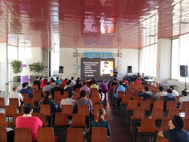 DevConChile's tweet image. Está por terminar la charla de Eduardo Díaz en el 8vo piso de @USanSebastian #EnDevConCL