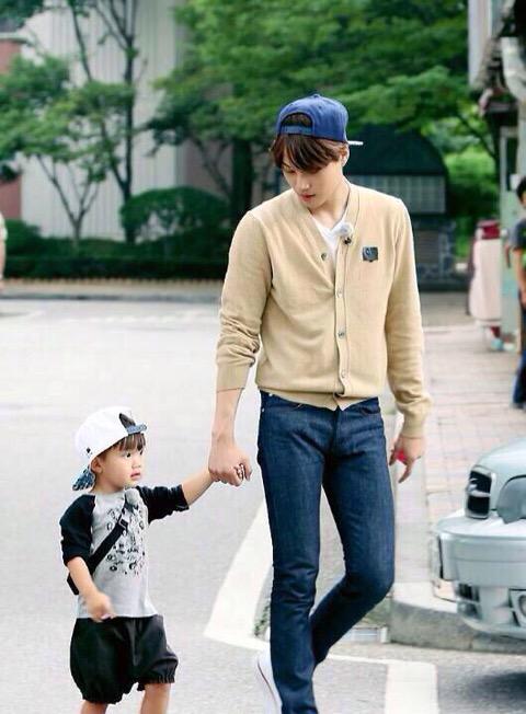 TaeohJongin's tweet photo. It was the happiest day ever for taeoh fans and kai stans thank u @Rickykim81 for making our dream came true 💜 http://t.co/cCQaQ7h0q5
