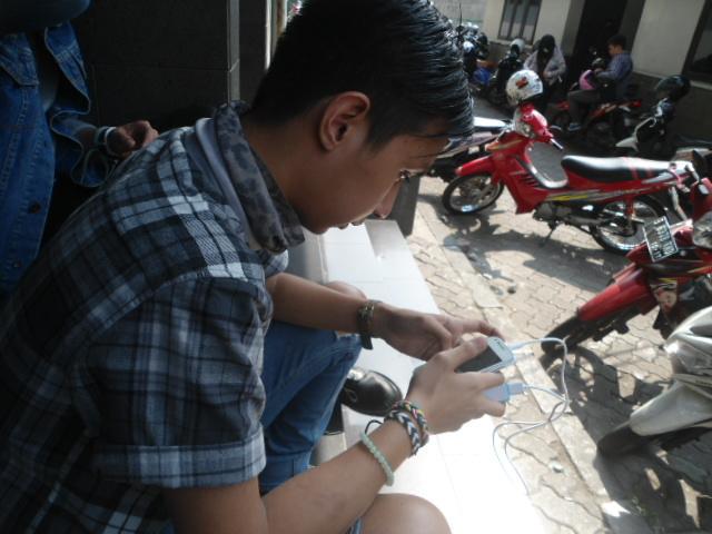 Sibuk main game dianya({})
