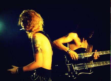 0899Galia's tweet photo. Unforgettable!!! #gunsnroses #knockingonheaven'sdoor #liveintokio 1992 @Slash @DuffMcKagan Fantastic !!! :) :) :) http://t.co/ZXQMQBawxz