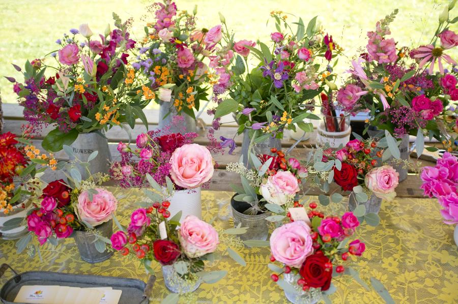 MonFleuri's tweet photo. A.s. zondag is Mon Fleuri te vinden op de @Sonsbeekmarkt! Veldbloemen, herfst bessen en spulletjes uit de winkel!! http://t.co/5I997uXzl1