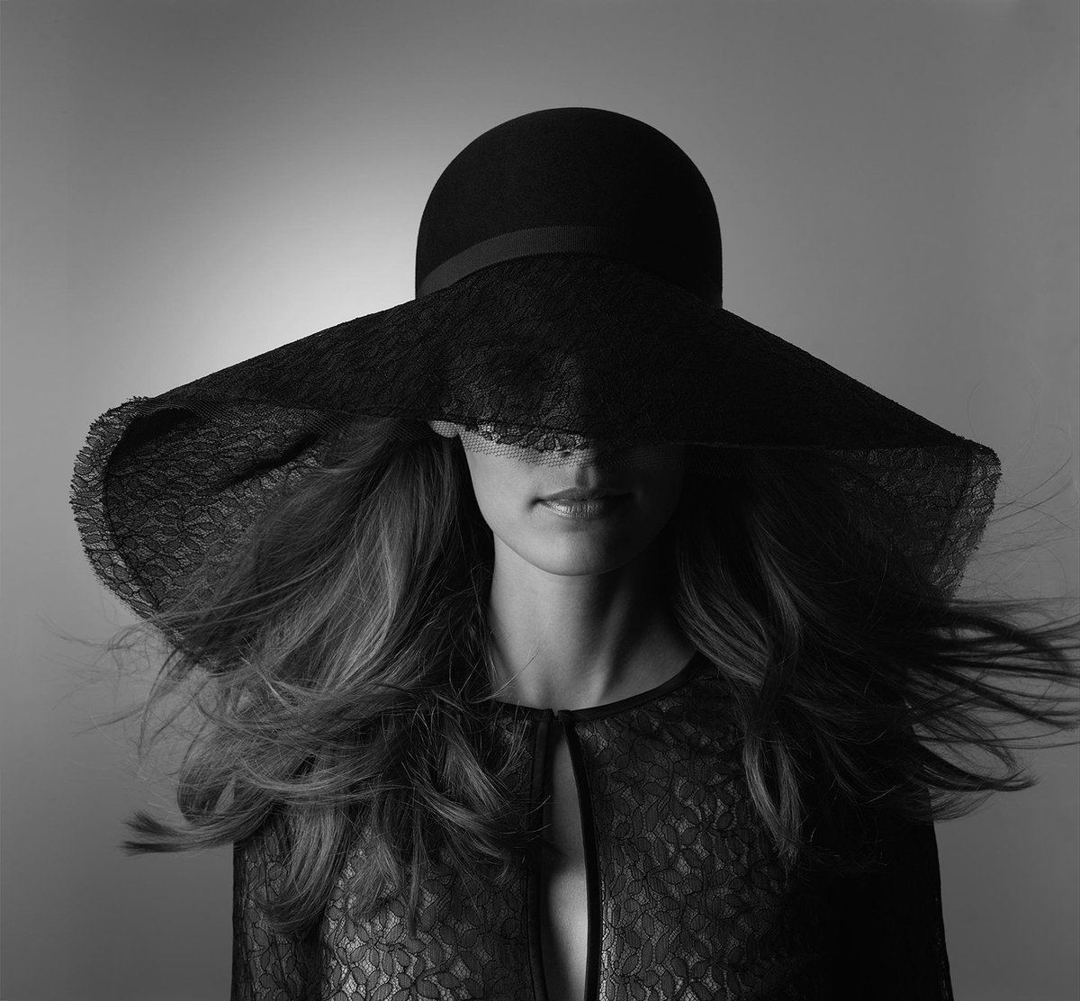 L'accessoire de l'#AH15 : la #capeline en #dentelle #ERES by <a href="/maisonmichel/">Maison Michel</a> voguefr.fr/1fVjqlg