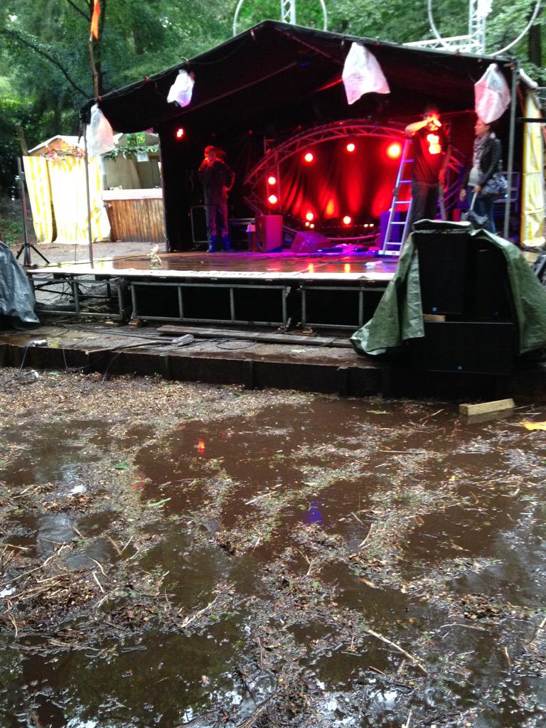 Podium staat klaar maar dag 1 is geannuleerd. Kuil onder water. #bosjesfestival