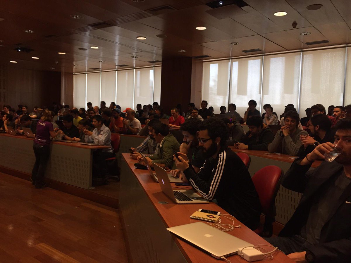 DevConChile's tweet image. #ONFire la charla &quot;Migrando a microservicios&quot; de Alenjandro Gonzalez #EnDevConCL