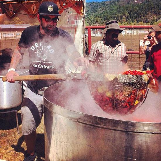 foodandwine's tweet image. How to throw a crawfish boil like a true Louisianan: fandw.me/1Uq9NOs