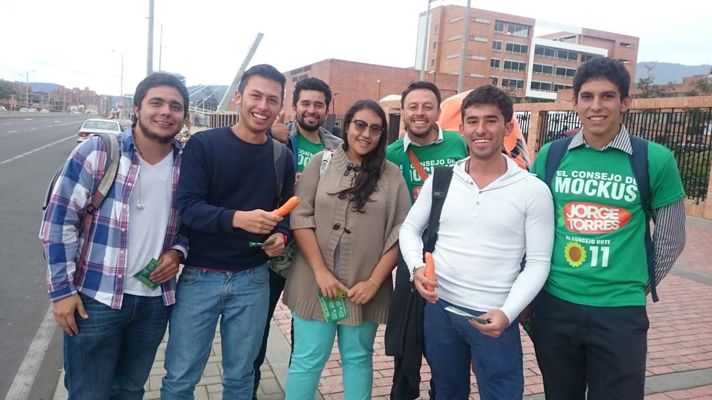 Jorgebta's tweet photo. Con @Carlosagp94 @catatastrofe y sus amigos! Estudiantes y ciudadanos zanahorios! #SomosCulturaCiudadana http://t.co/Un1zMJOgs9