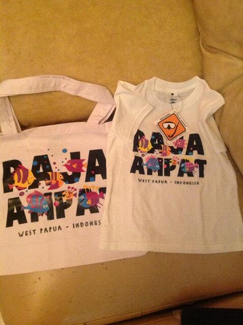 Alhamdullilah dapet oleh" dr sorong papua kaos dan tas raja ampat makasih kak <a href="/IchAchied/">Icha Rasjid-Fadilah</a> dan kak adya ;)