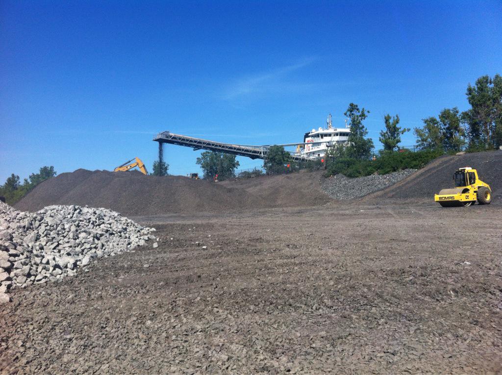 JudithPlam's tweet photo. L'immense jetée de pierre qui servira à construire le futur #pontChamplain est presque terminée http://t.co/m5rnPcoYDU