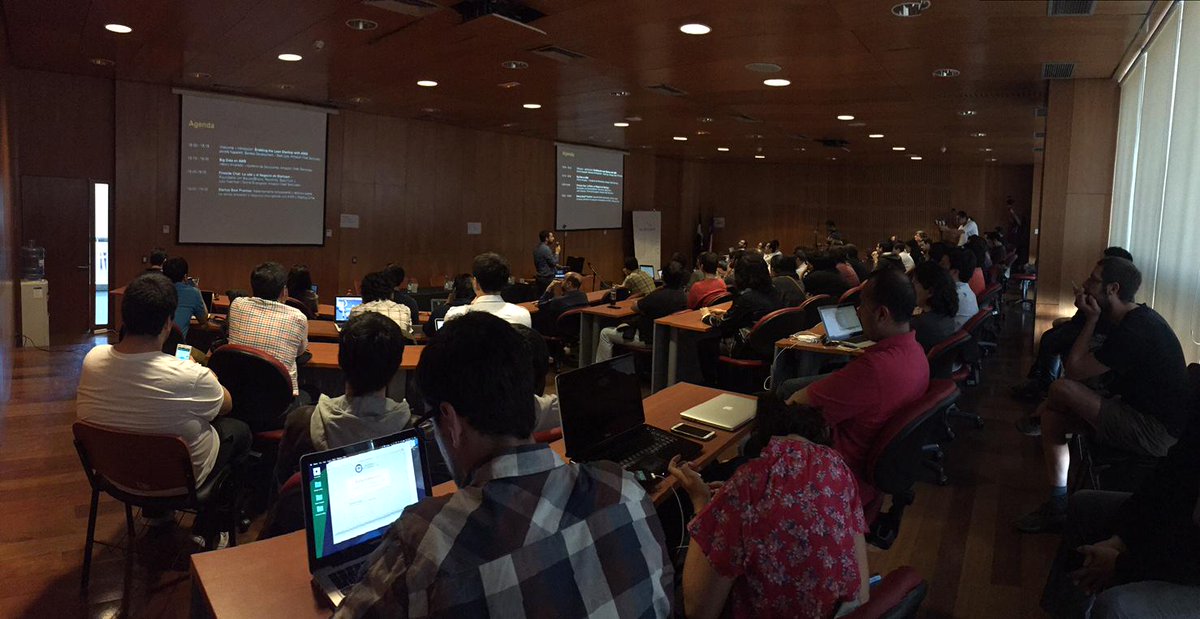 DevConChile's tweet image. Estamos a full en la charla de AWS #EnDevConCL