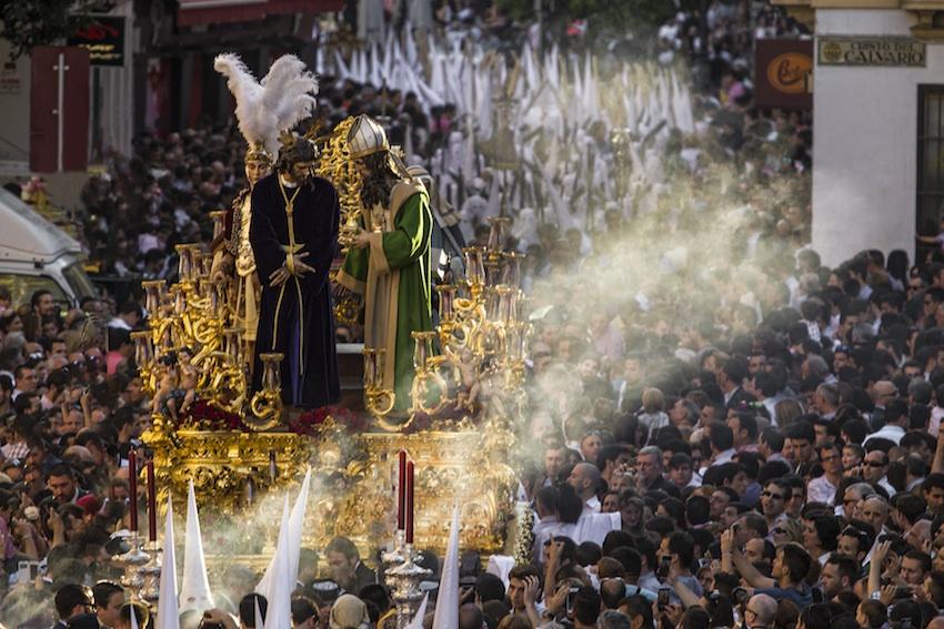 ¿A alguien le sale alguna palabra para calificar esto? 
No se quien es el autor de la foto pero... Tela