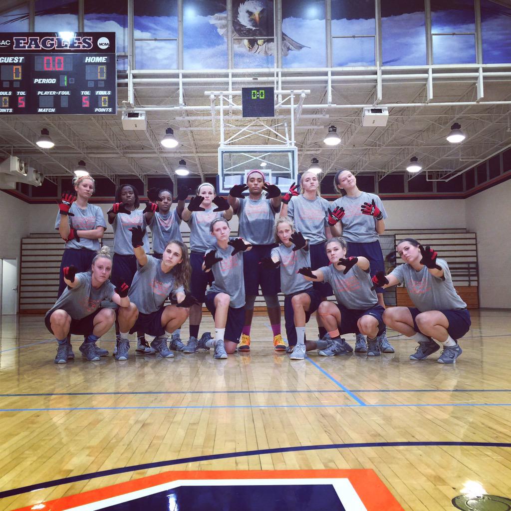 CNwbasketball's tweet image. Working hard at 6 AM with our ball hog gloves @CoachGodwin #WorkUntil #TalonsUp