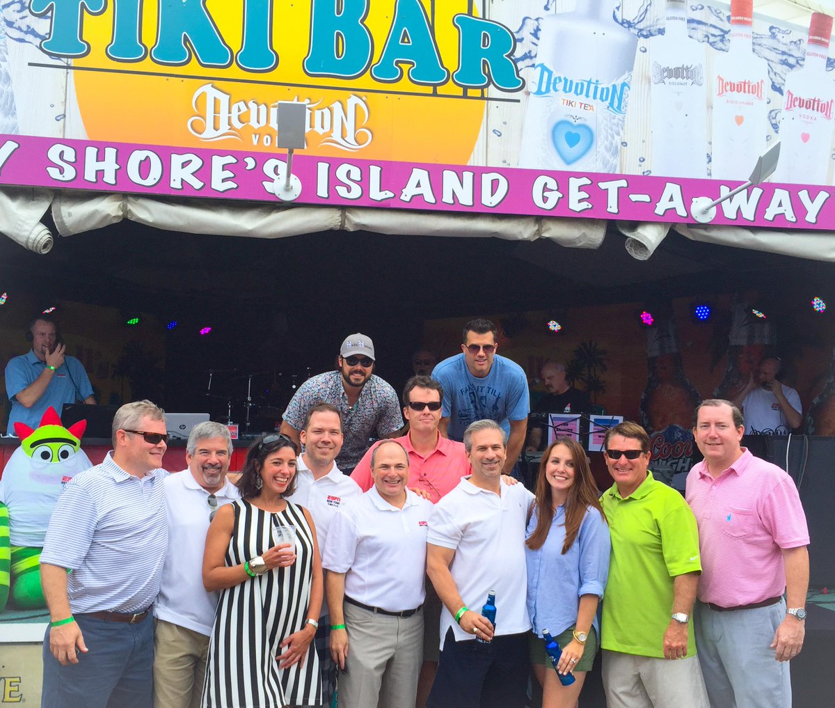 AmazingWillies's tweet photo. What a GR8 crew! #ESPNcrew #BeachBash @ESPNNY98_7FM @MartellsTikiBar @alanhahn @HDumpty39 #TheWillies #JerseyShore http://t.co/v1mPr9AZxb