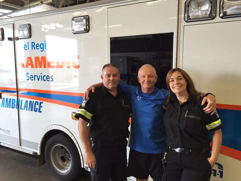 Peel_Paramedics's tweet image. .@jodykernichan &amp;amp; Partner Kendell meet &amp;amp; get thanked for helping save a Patients life! Great Job!! #thanks