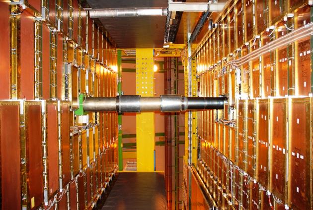 Nature's tweet photo. LHC signal hints at cracks in physics' standard model http://t.co/Mnuf7lZFIv http://t.co/wro6TJR7YZ