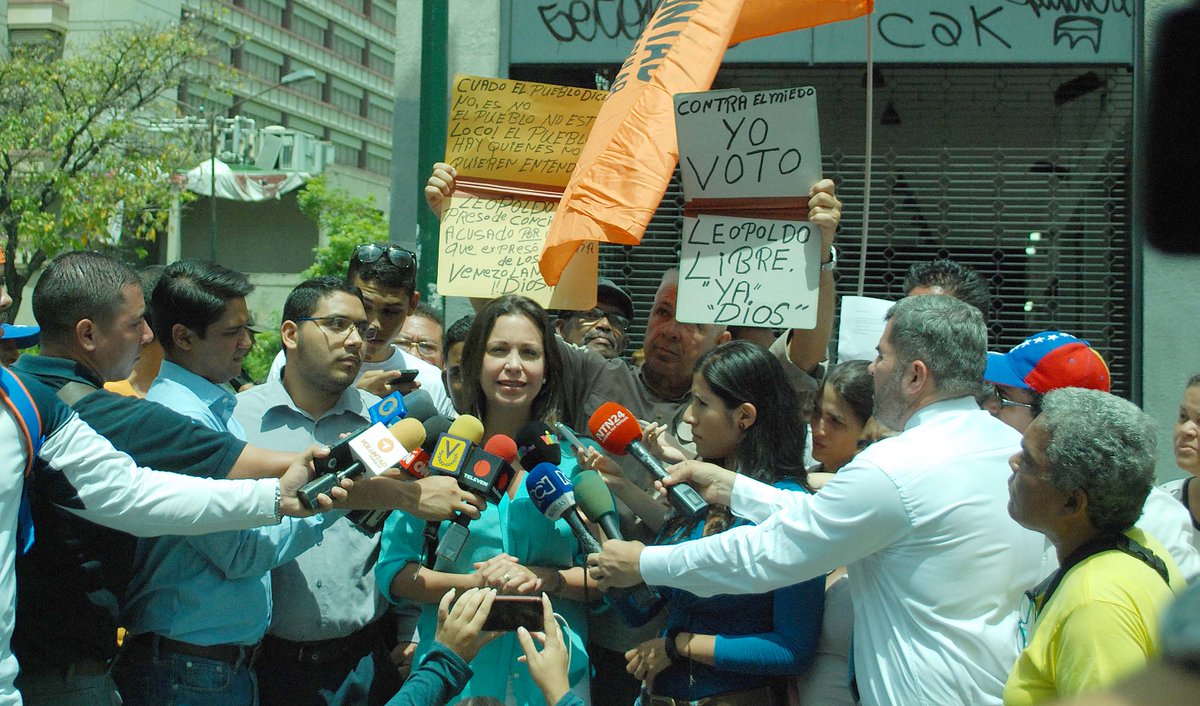 VoluntadPopular's tweet photo. Unidad Democrática, autoridades y sociedad civil se solidarizan con Leopoldo López http://t.co/vXnNRu5Eeq http://t.co/A6lArpTpcy