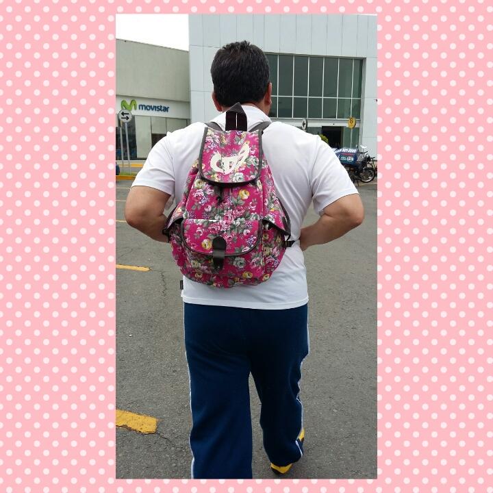 piedkjs's tweet image. Mi papá con mi mochila de @somosCD9 !!:3 😂❤❤❤❤❤❤❤❤ 
El es #CoderDad xD