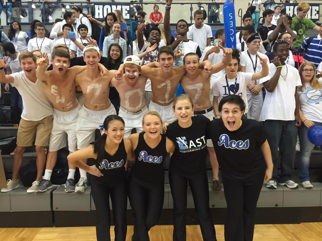 MrsBlueAce's tweet photo. Juniors!!  @EHS_2017 #BlueAcesNation http://t.co/BdWESnLB51