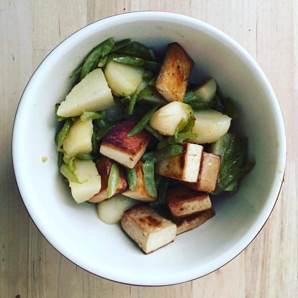 FringeBabyBlog's tweet image. Lunch today. #frenchstyle #greenbeans #savorytofu from #traderjoes and #babywholepotatoes #vegancomfortfood