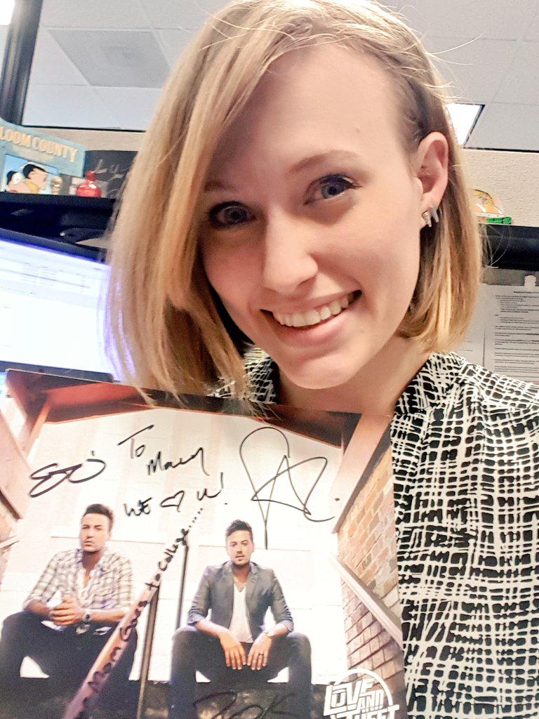 MollyJags's tweet photo. @loveandtheft came to visit and signed somethin special since I couldn't see them play- thanks guys! #theygetmyhumor http://t.co/gBOcvg5lFr