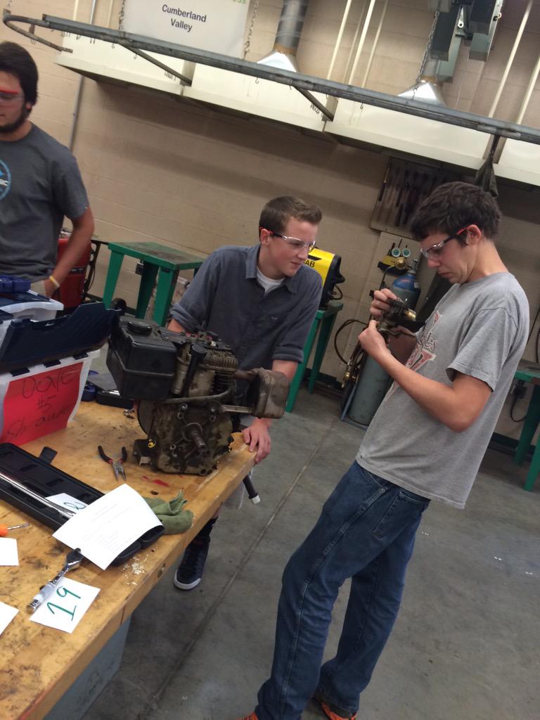 CV_AgSciences's tweet image. Finishing up the week identifying parts of the carburetor and fuel system #AgPowerTech #AgEdu365