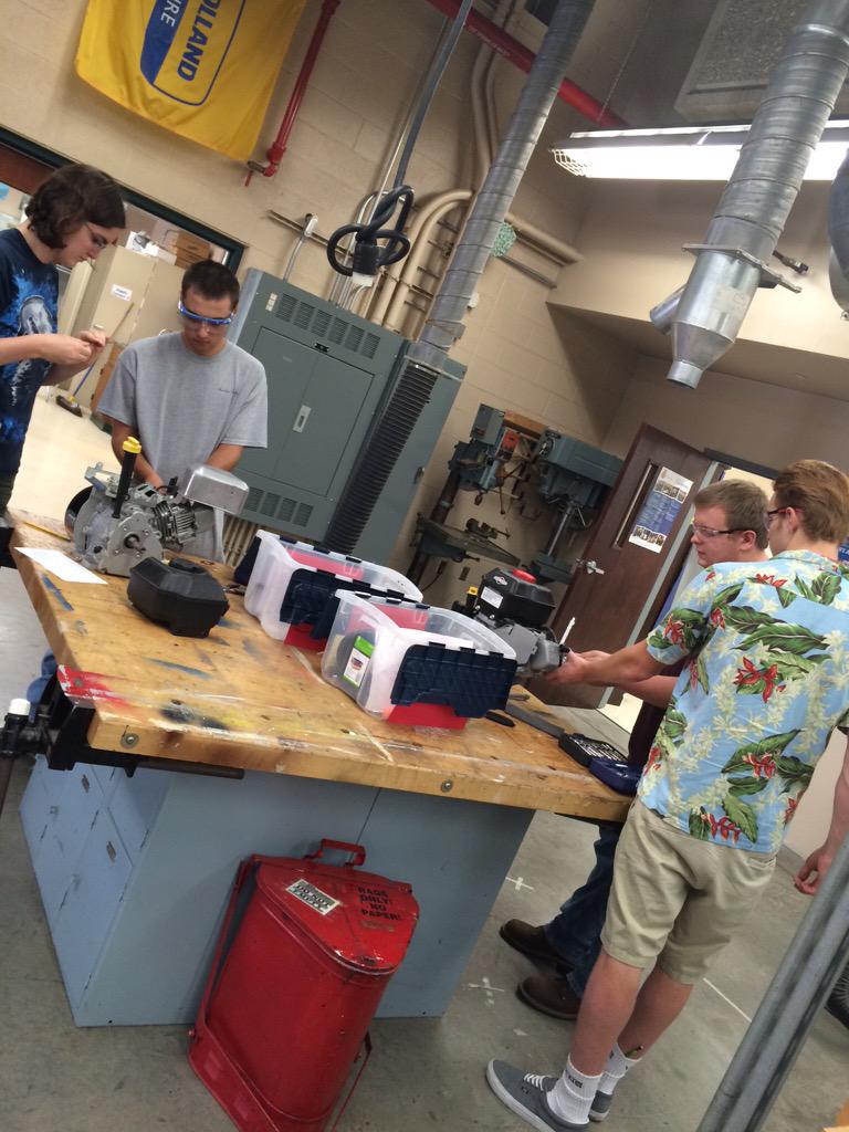 CV_AgSciences's tweet image. Finishing up the week identifying parts of the carburetor and fuel system #AgPowerTech #AgEdu365