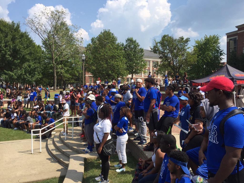 TigerTeam_TSU's tweet photo. Those Tigers in blue!! #GoBigBlue TSU Football Team taking in some #TigerLove #BamaWho http://t.co/Z9iVhnwEW8