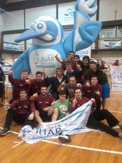 El pingüino JUAR y los chicos de la UNNOBA, ambos fueron protagonistas de los juegos universitarios argentinos 2015