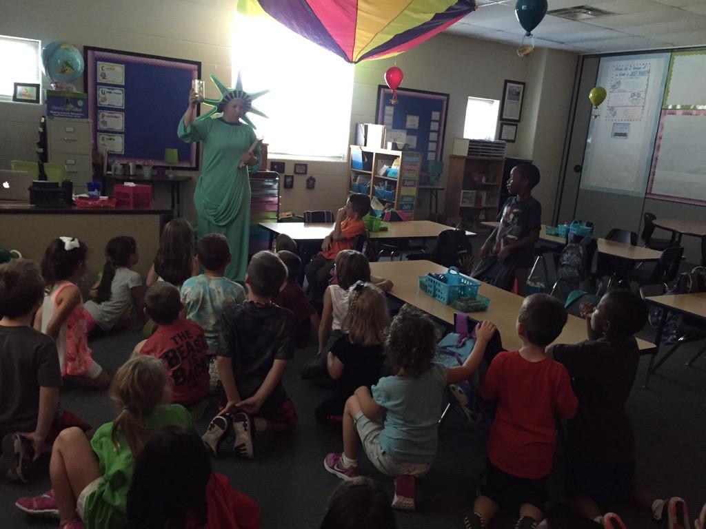 1st grade sharks learning about the Statue of Liberty from Lady Liberty herself! <a href="/MsGosnellsClass/">Julie Gosnell</a> <a href="/LillianSchuElem/">Lillian Schumacher Elementary 🦈</a>